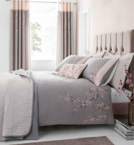 Růžovo-šedý prošívaný přehoz na postel Catherine Lansfield Blossom
